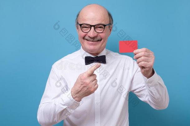 西班牙的秃头的男人广告奖金卡片弄尖向它微笑的