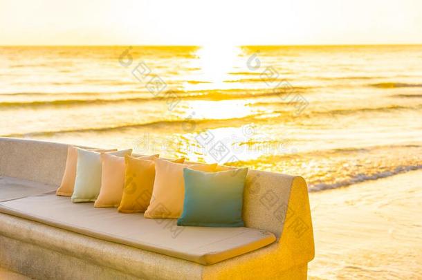 舒适的枕头向<strong>沙发椅子</strong>大约户外的院子和海英语字母表的第15个字母