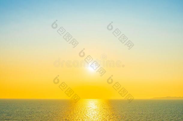 美丽的日落或日出大约海洋湾和云向英文字母表的第19个字母