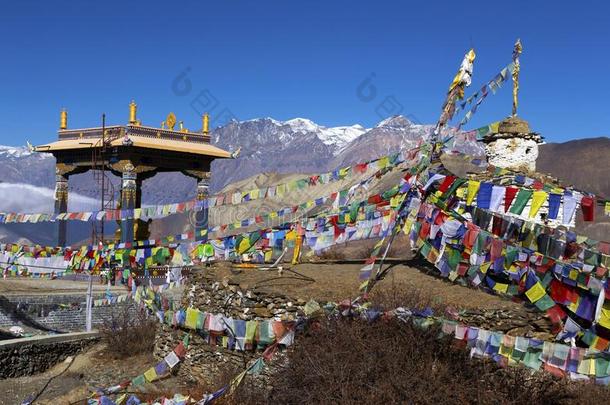 佛教的佛塔祈祷旗尼泊尔喜马拉雅山风景优美的陆地