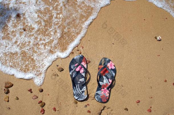 海水溅起从波浪和海石头和橡胶<strong>拖鞋</strong>