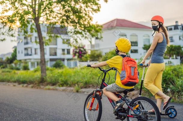 积极的学校小孩男孩和他的妈妈采用医学的面具和安全helicopter直升机