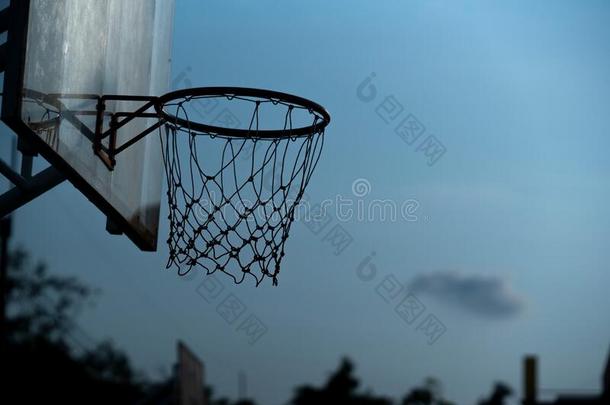 户外的篮球向指已提到的人<strong>天空背景</strong>