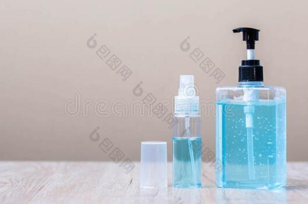 洗手乙醇凝胶和喷或消毒杀菌剂瓶子向木制的int.谢谢