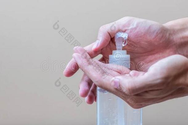 男人手使用洗手乙醇凝胶或消毒杀菌剂瓶子调配
