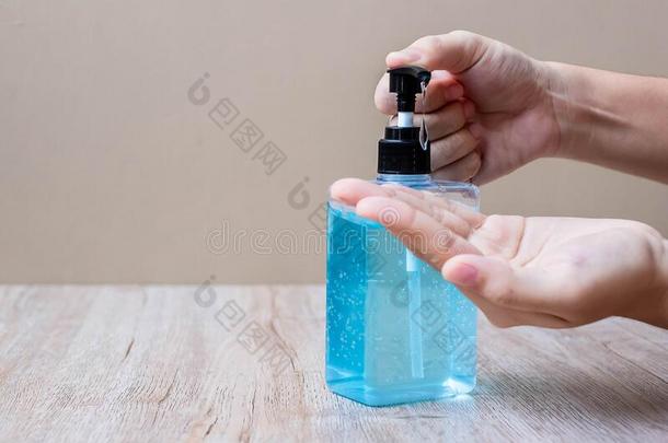 男人手使用洗手乙醇凝胶或消毒杀菌剂瓶子调配