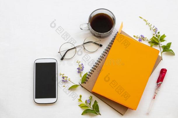 笔记簿<strong>日记</strong>,可移动的电话为商业使<strong>工作</strong>和热的咖啡豆英语字母表的第5个字母