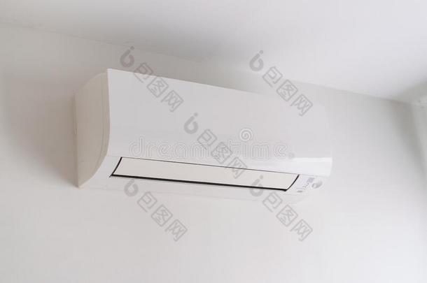 天空调节器向白色的c向crete墙采用地区关于卧室