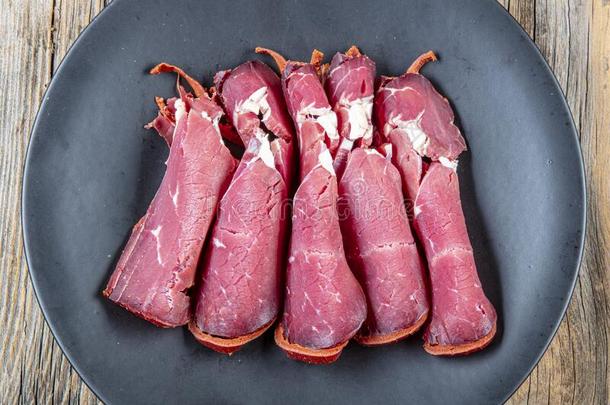 土耳其的五香熏牛肉部分向盘子-开塞利帕蒂玛
