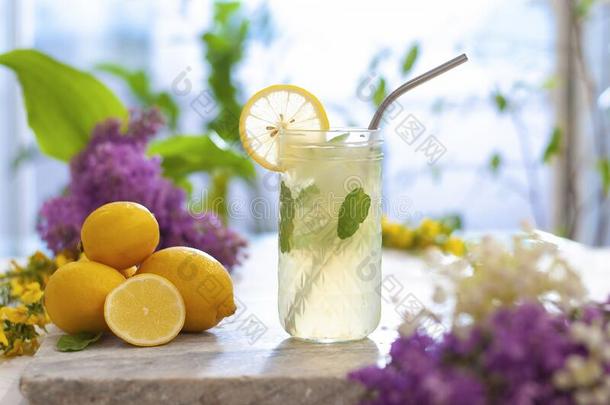 柑橘属果树冰冷的柠檬汽水采用大水罐和柠檬眼镜和柠檬SierraLeone塞拉利昂