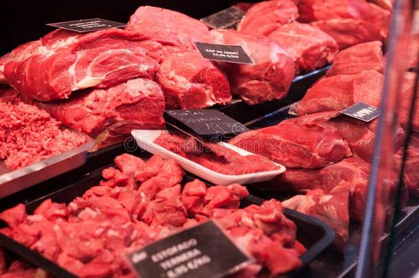 猪肉,牛肉,腰部嫩肉,肉丸,上腰部切下的带骨大块牛肉片,火腿,碳酸盐采用