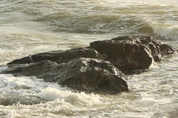 波绝对的越过指已提到的人岩石后面的一Atl一tic暴风雨