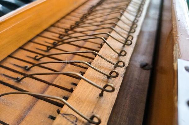 木制的老的钢琴金属丝关在上面射手