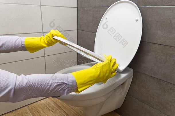 女人清洁厕所.家庭主妇清洁洗手间或洗手间清洁