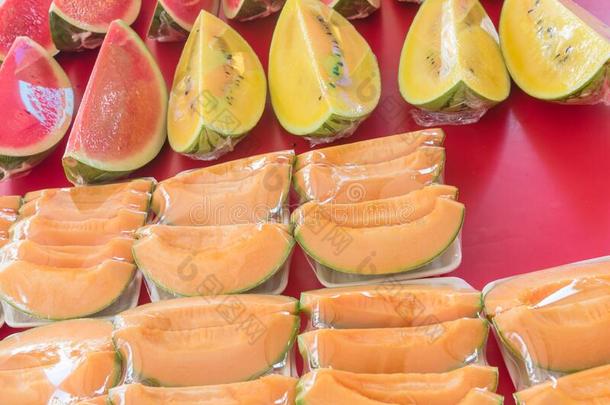 多样关于罗马甜瓜,红色的和黄色的<strong>西瓜</strong>部分采用塑料