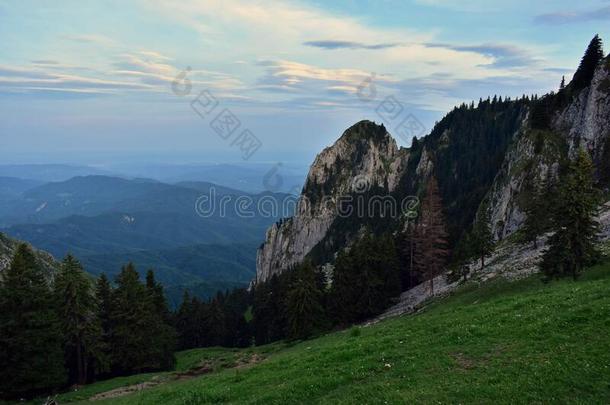 春季山风景和绿色的草在高的高度