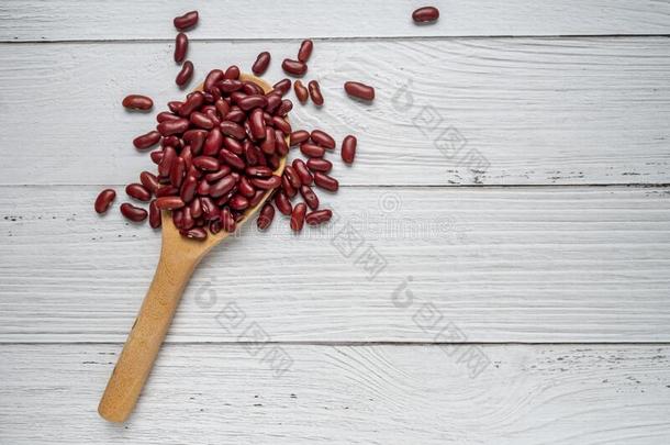 干燥的红色的豆或肾豆采用指已提到的人木制的勺向白色的求爱