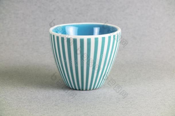 白色的和蓝色条纹深的瓷碗和阴影向一Greece希腊