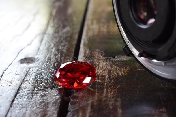 宝石和珠宝真的红宝石红色的和一r一re光泽,昂贵的