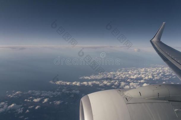 云和天同样地看见通过窗关于一飞机