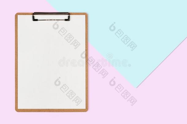 有纸夹的笔记板和白色的纸向彩色粉笔颜色背景