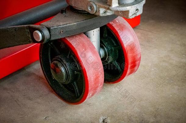 红色的塑料制品轮子
