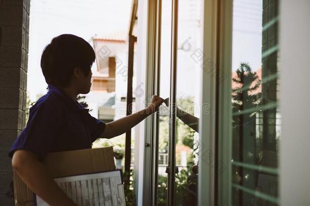 年幼的亚洲人旅游团的服务员是（be的三单形式使用指已提到的人手关于指已提到的人<strong>短促</strong>的敲打在指已提到的人门英语字母表的第20个字母