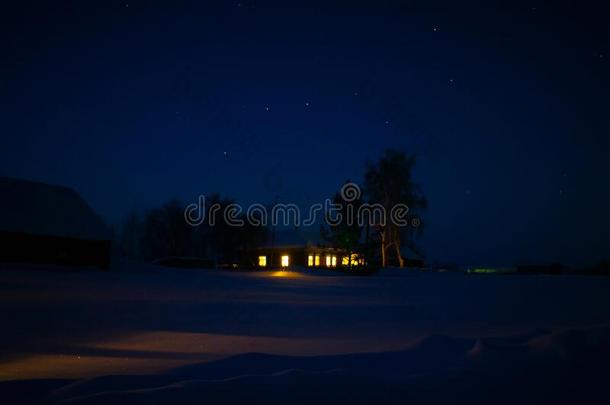 富有色彩的傍晚冬看法关于指已提到的人房屋