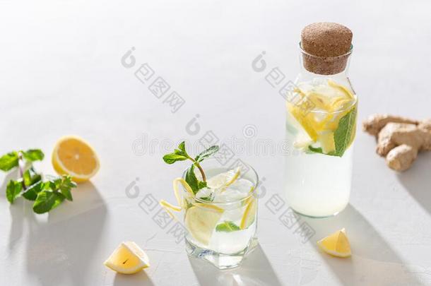 夏寒冷的使人精神焕发的喝.一玻璃和一瓶子关于Lemon一dewickets三柱门