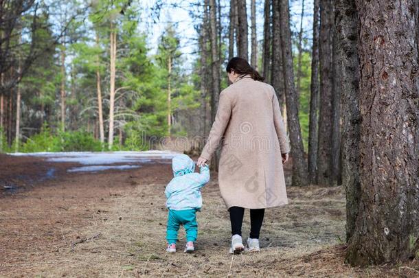 年幼的母亲和她蹒跚行走的人小孩步进toget她采用spr采用g