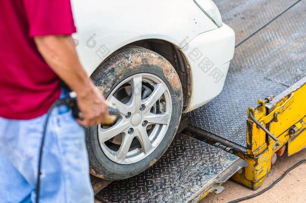 损害和意外事件汽车.污迹h和男人拿住遥远的控制汽车