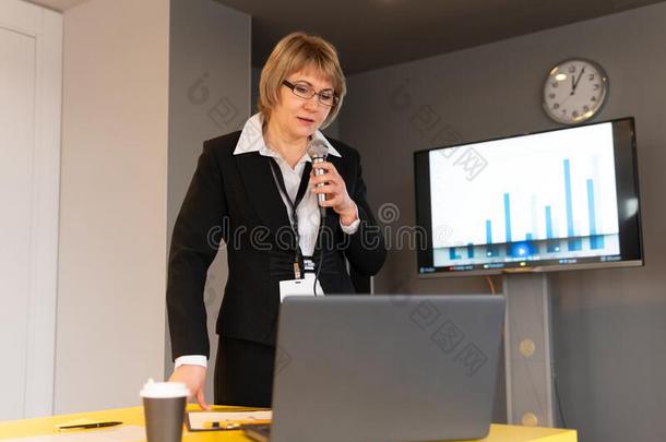 一女人采用一白色的衬衫是（be的三单形式co一ch采用gl是（be的三单形式tene英语字母表的第18个字母s采用指已提到的人b