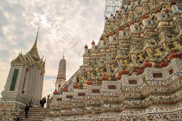 扇形棕榈细纤维,泰国-一月26,2016:泰国或高棉的佛教寺或僧院阿伦庙采用扇形棕榈细纤维