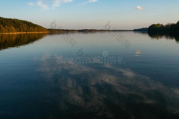 汉卡。湖,指已提到的人深的湖关于指已提到的人波兰.和煦的：照到阳光的一天,晚的在船尾