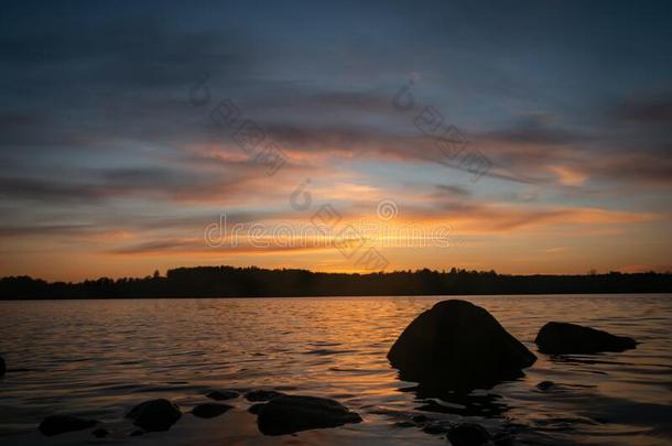 令人惊异的日落,在汉卡。湖.苏瓦尔斯基风景公园,波德拉斯克