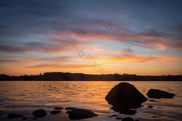 令人惊异的日落,在汉卡。湖.苏瓦尔斯基风景公园,波德拉斯克