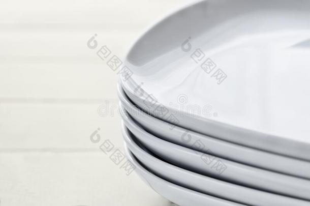 垛桩关于矩形的白色的陶器的盘和圆形的边
