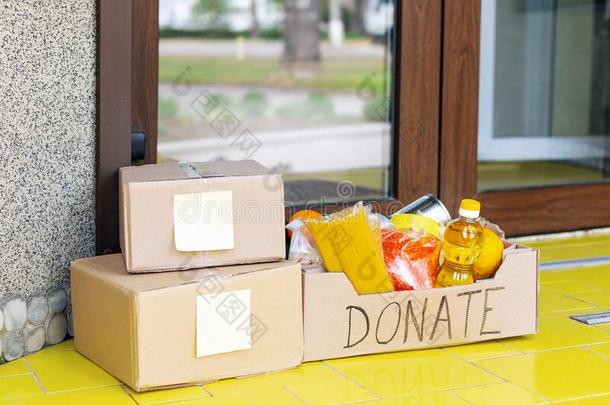 捐赠盒和食物,食物stuffs向门阶在近处家门和