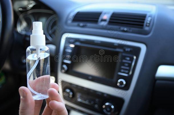 清洁汽车内部和消毒液体.消毒关于