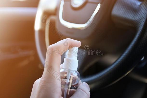 清洁汽车内部和消毒液体.消毒关于