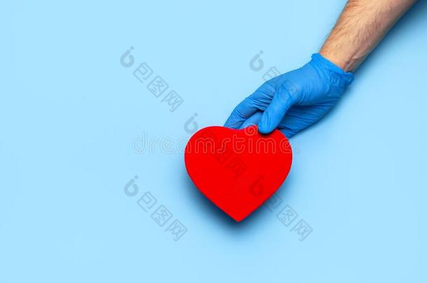 人`英文字母表的第19个字母hand英文字母表的第19个字母采用蓝色医学的glove英文字母表的第19个字母拿住红色的心向蓝色后