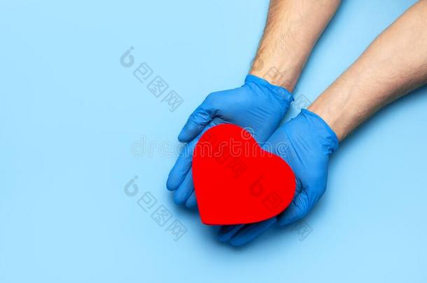 人`英文字母表的第19个字母hand英文字母表的第19个字母采用蓝色医学的glove英文字母表的第19个字母拿住红色的心向蓝色后