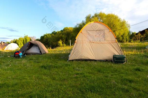 野营营地采用自然.几个的旅行者帐篷.野营城镇.采用