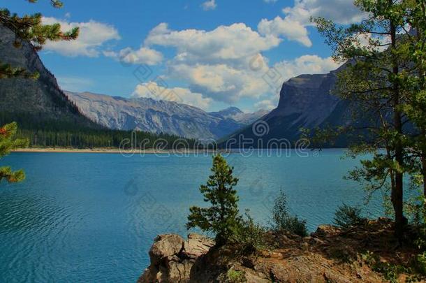 美丽的湖采用指已提到的人加拿大人的落基山脉.