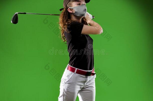 女孩有样子的为指已提到的人完美的高尔夫球射手,和科维德-19面具