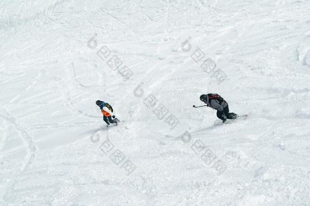 全能滑雪板采用古达里美国佐治亚州高加索山脉求助雪山飞魂滑雪的人