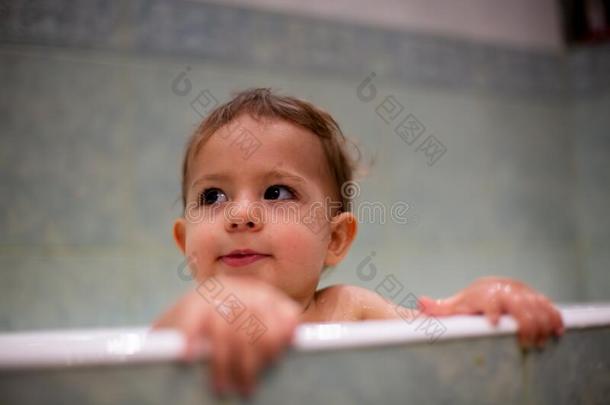 一漂亮的高加索人婴儿偷看出局关于指已提到的人浴缸,放手<strong>网状</strong>内皮系统刺激素
