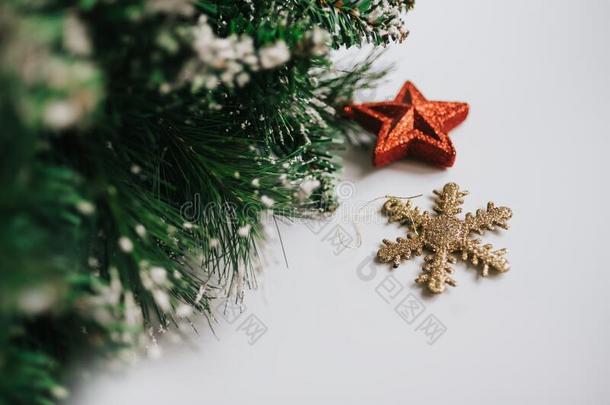 圣诞节树树枝装饰和玩具红色的星,雪花.