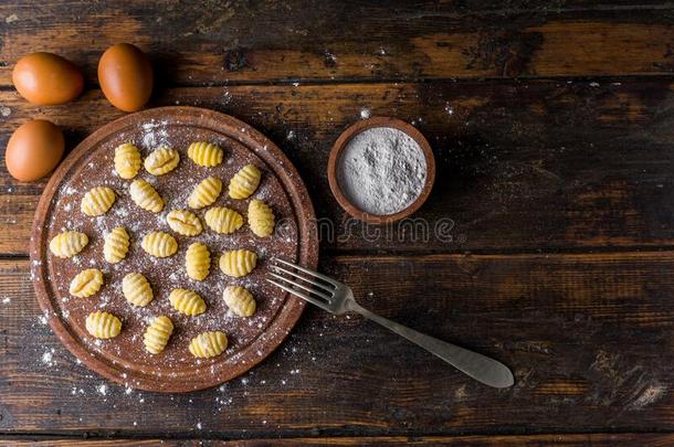制造汤团,传统的意大利人面团食物使关于马铃薯