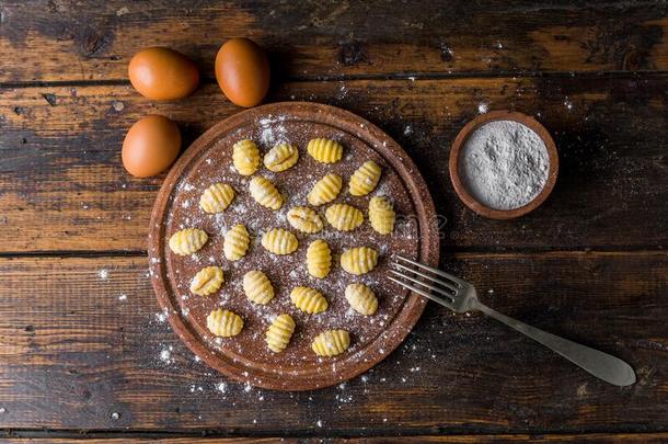 制造汤团,传统的意大利人面团食物使关于马铃薯